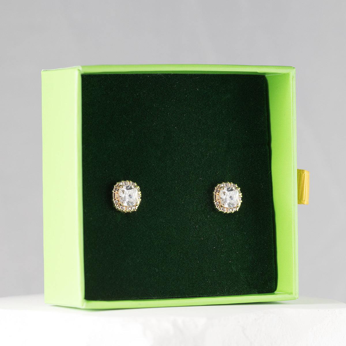 Rose gold krāsas auskari ar elegantu, spīdīgu apdari