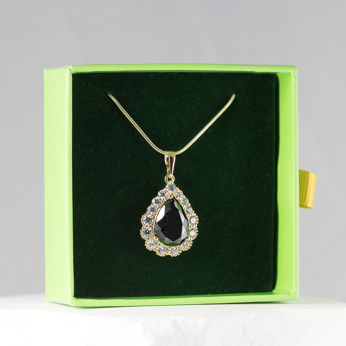 Grezna kristāla kaklarota NORMA ar izteiksmīgu lāsītes kulonu.