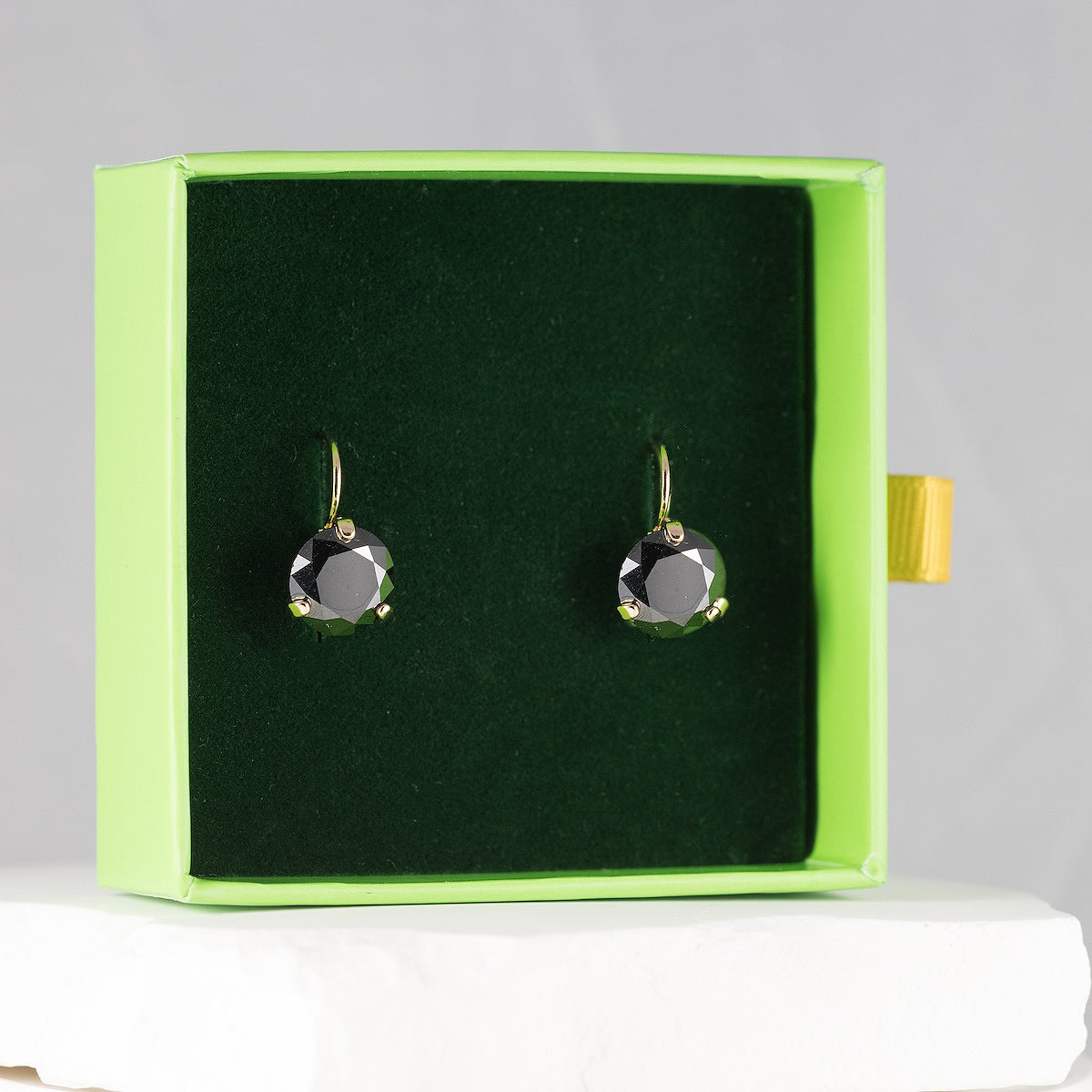 Auskari ir ūdensizturīgi un piemēroti ikdienas valkāšanai.