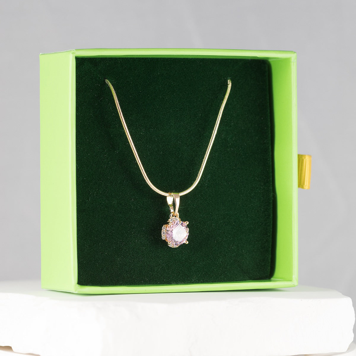 Grezna kristāla kaklarota MADONNA ar izteiksmīgu kristāla kulonu.