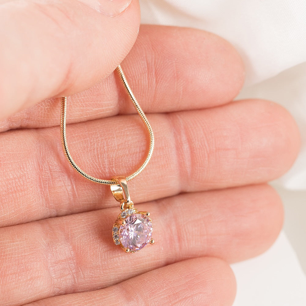 Grezna kristāla kaklarota MADONNA ar izteiksmīgu kristāla kulonu.