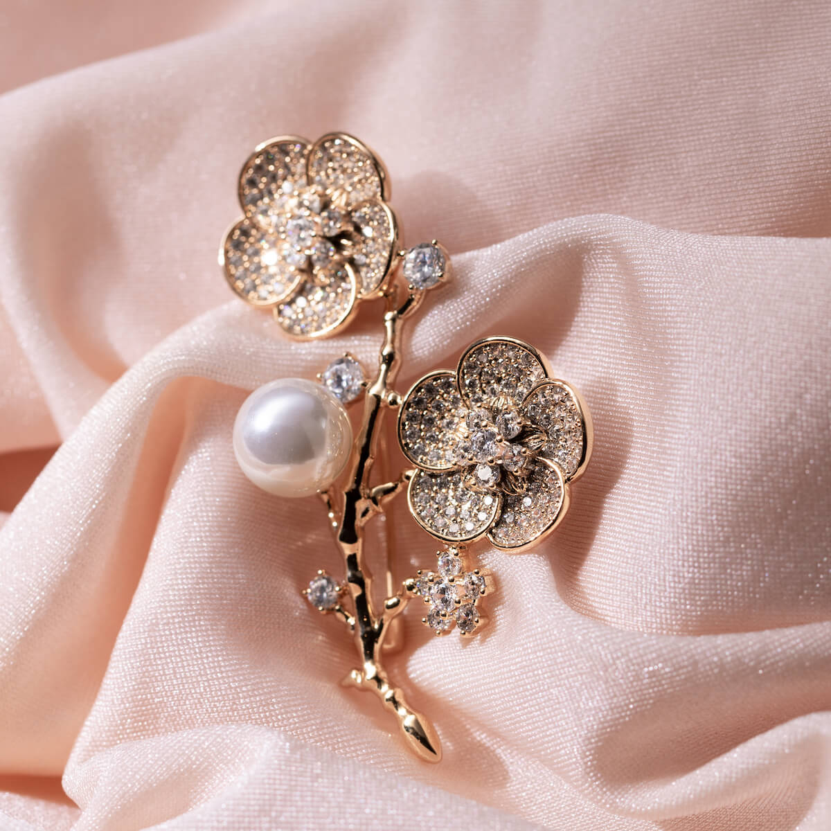 Ziedu broša ar pērli un kristālu dekoriem