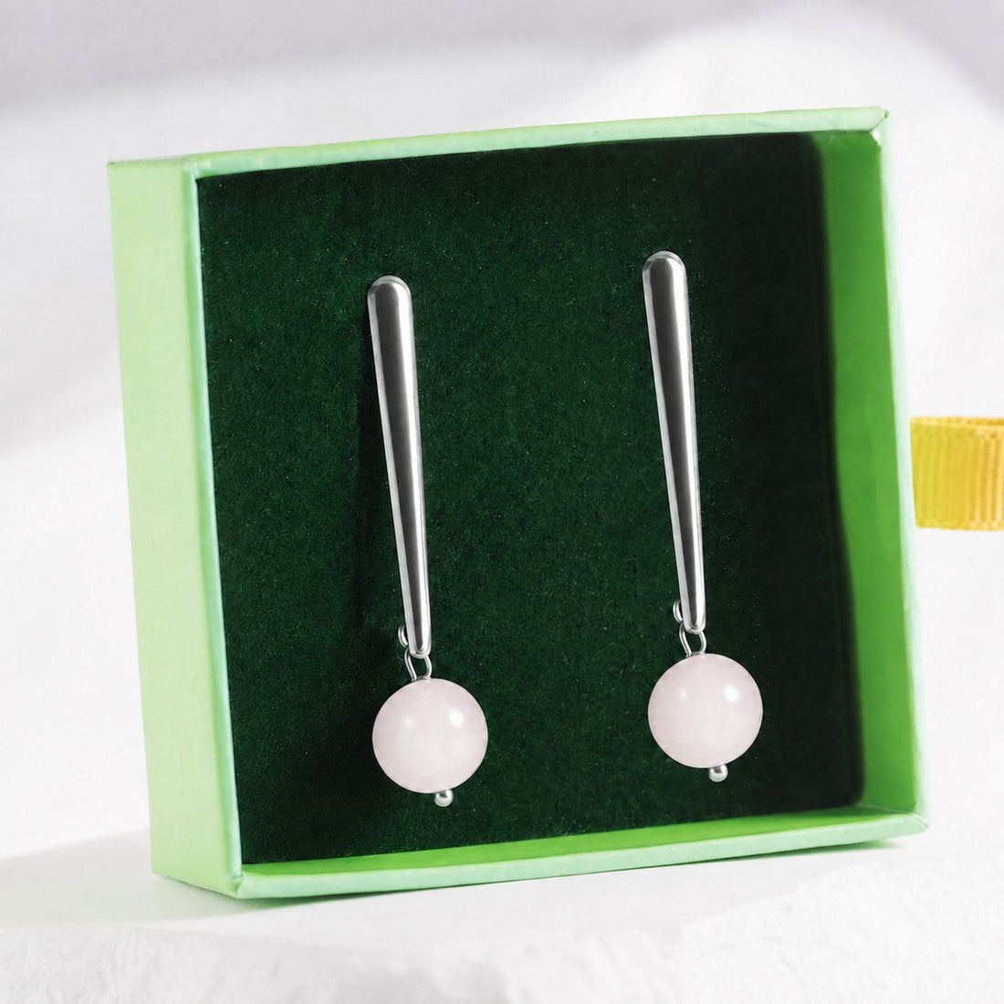 Stud earrings with natural stones