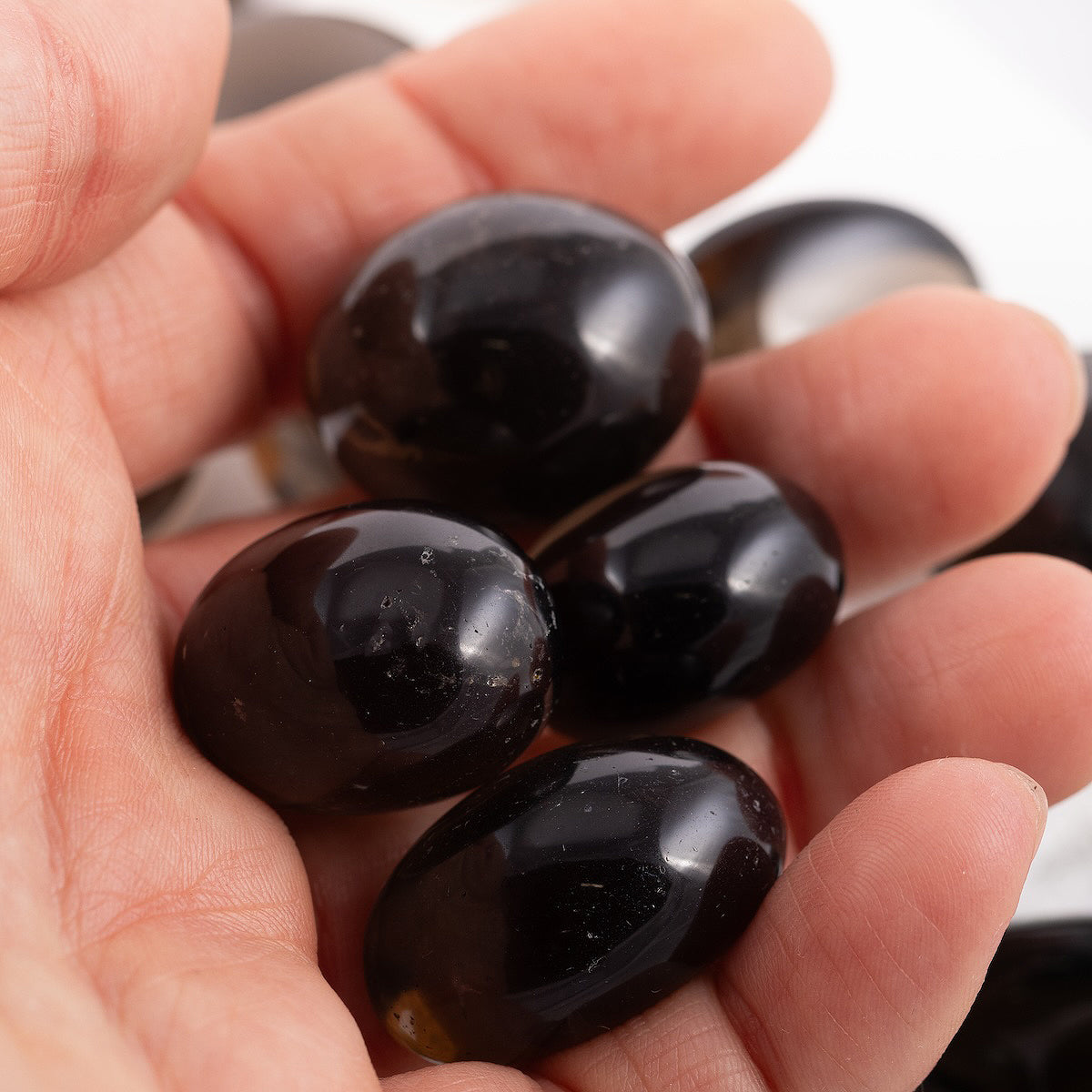 Akmens simboliski saistīts ar stabilitāti, mieru un negatīvās enerģijas transformāciju.