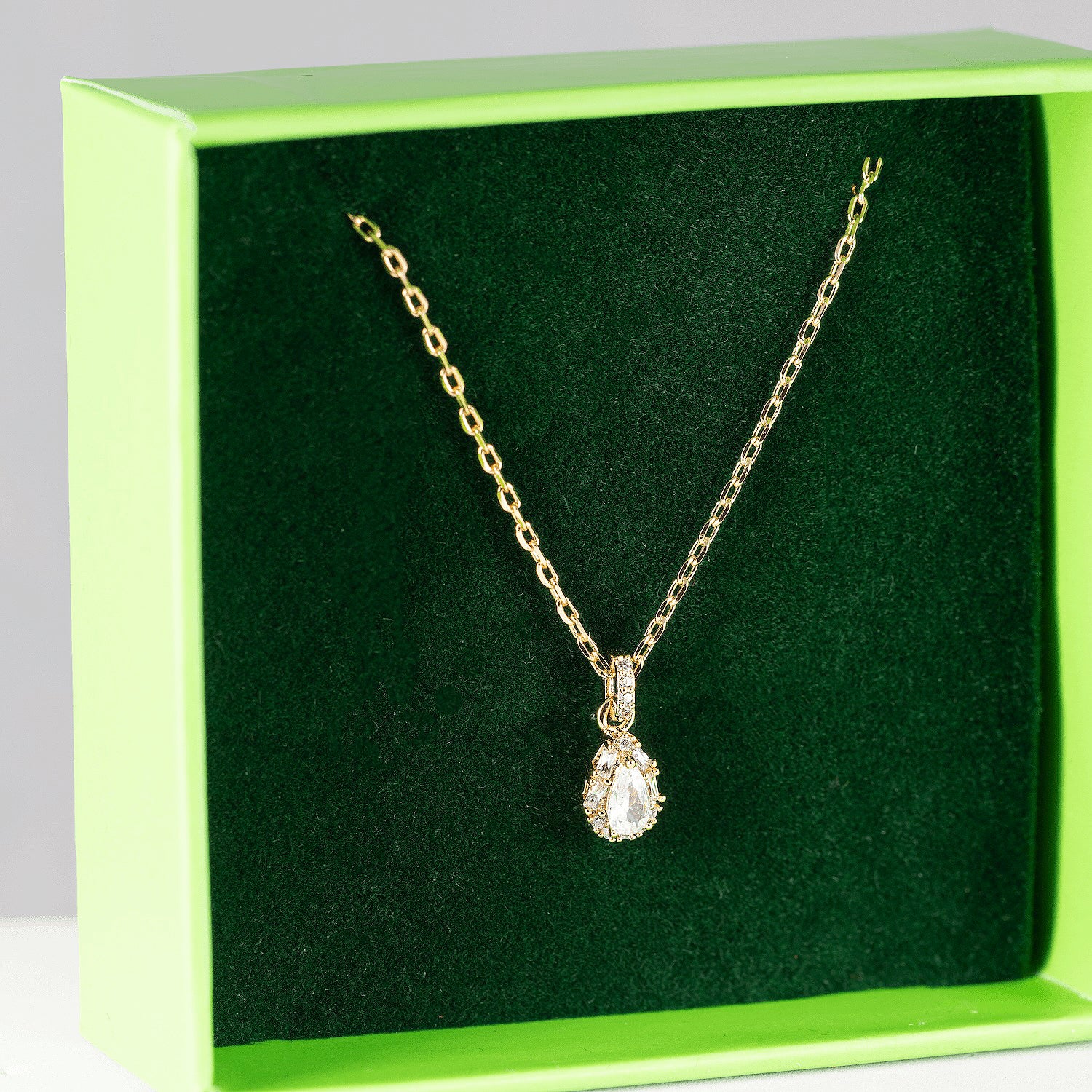 Kaklarota ar kulonu 'AIJA'