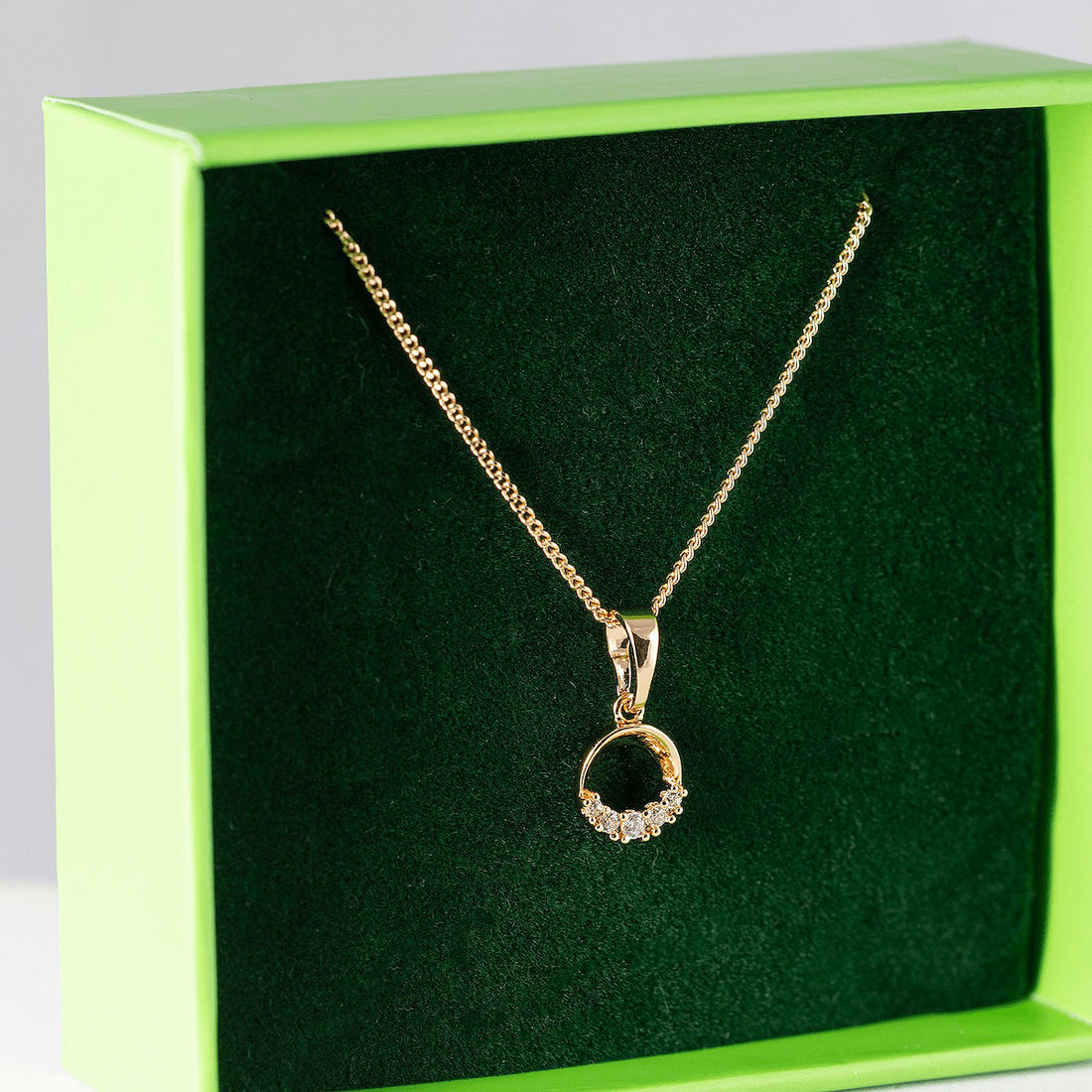 Kaklarota ar kristālu kulonu 'VAIRA'