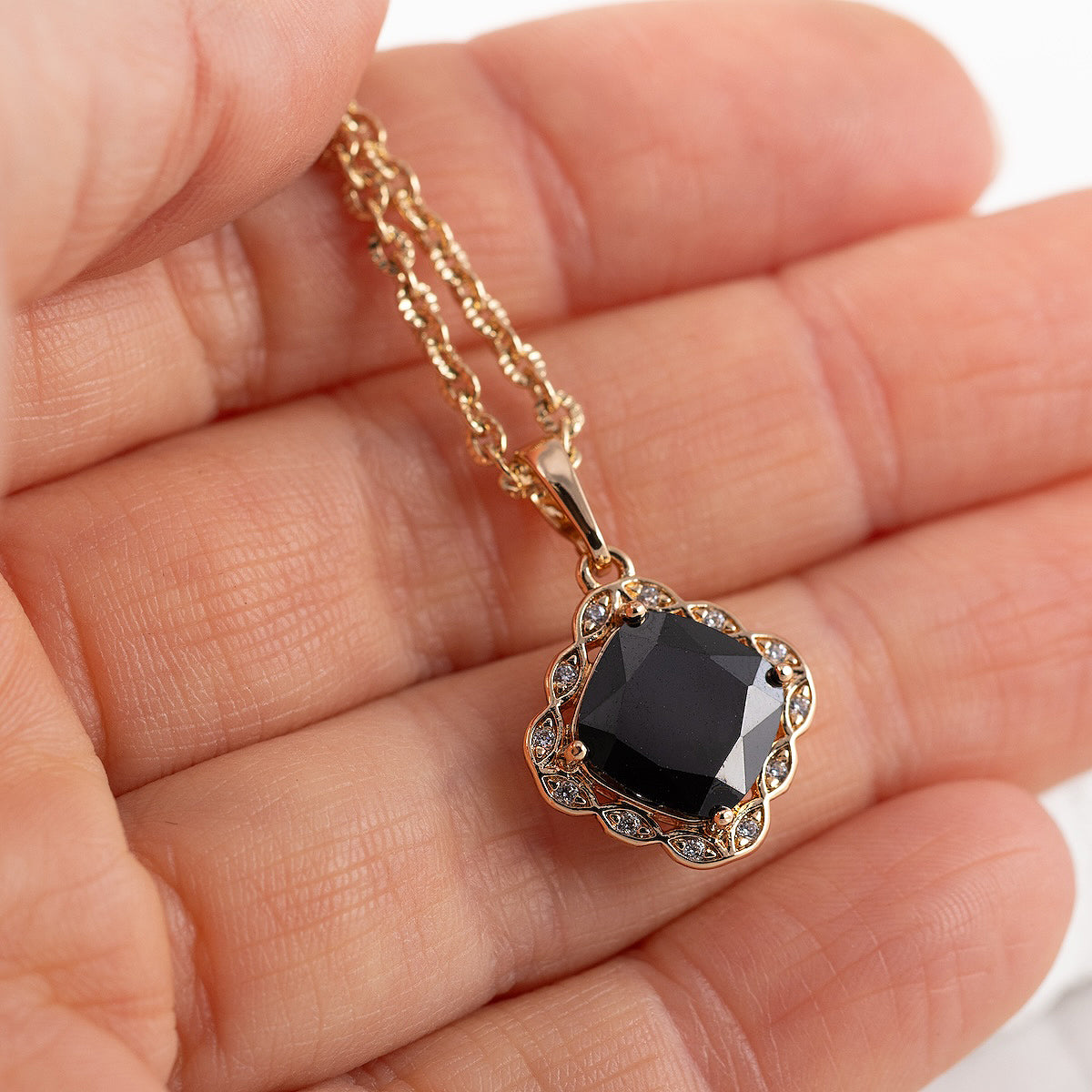 Antialerģiska kaklarota ar melnu kulonu 'MARGARETT'