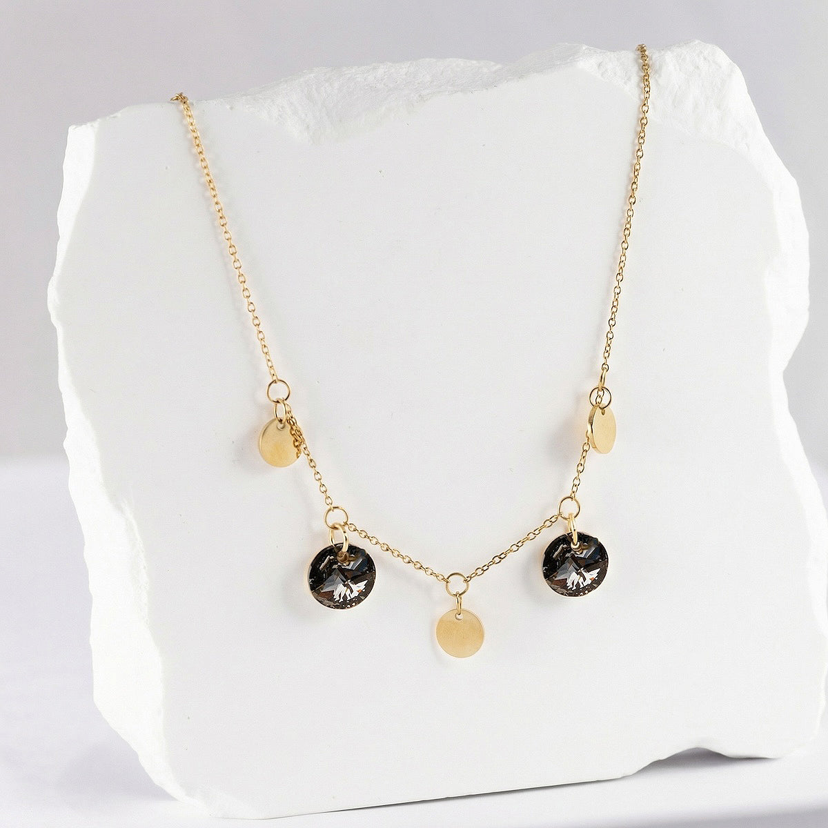 Antialerģiska kaklarota ar pelēkiem kristāla piekariņiem 