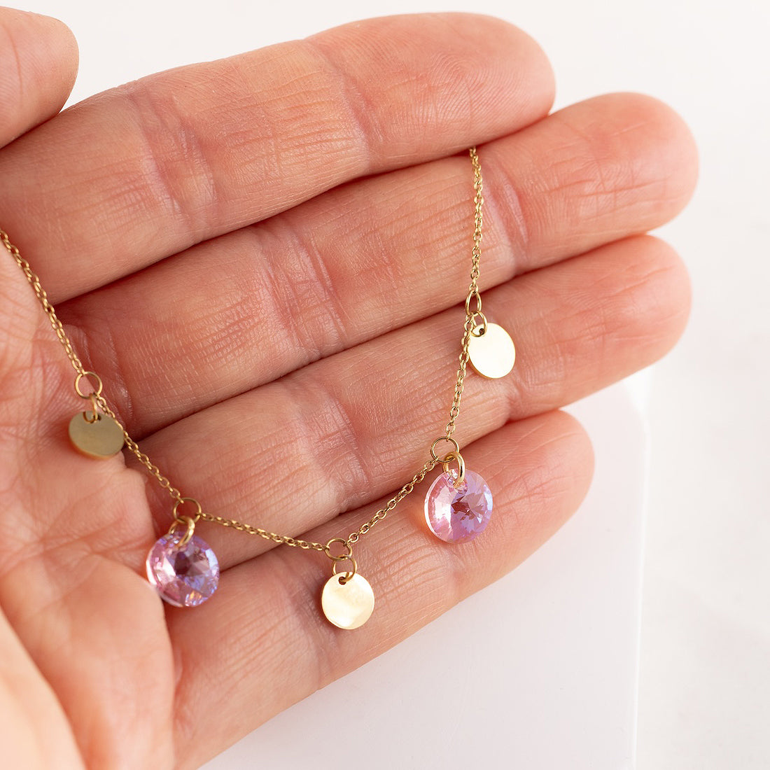 Antialerģiska kaklarota ar rozā kristāla piekariņiem 