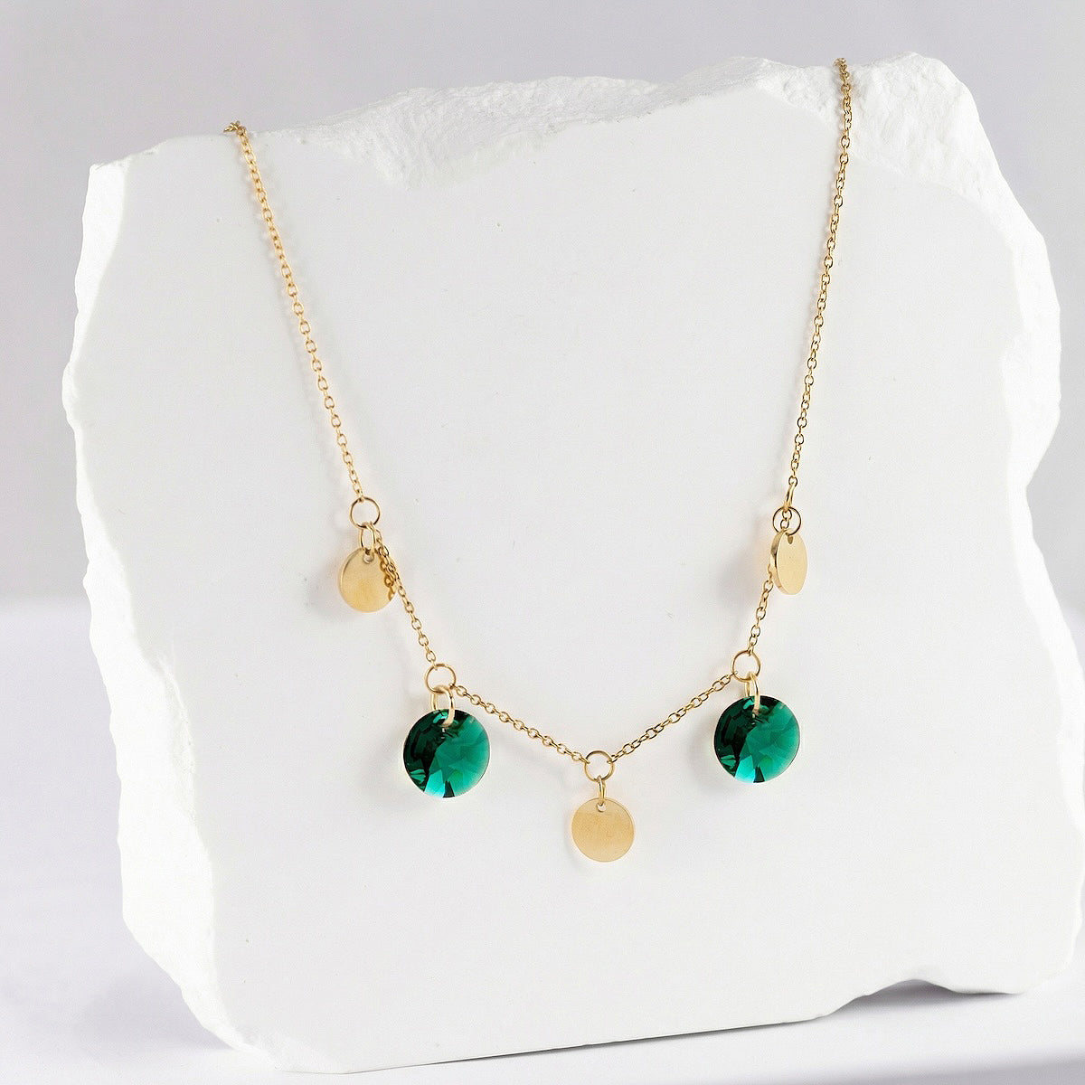 Antialerģiska kaklarota ar zaļiem kristāla piekariņiem 