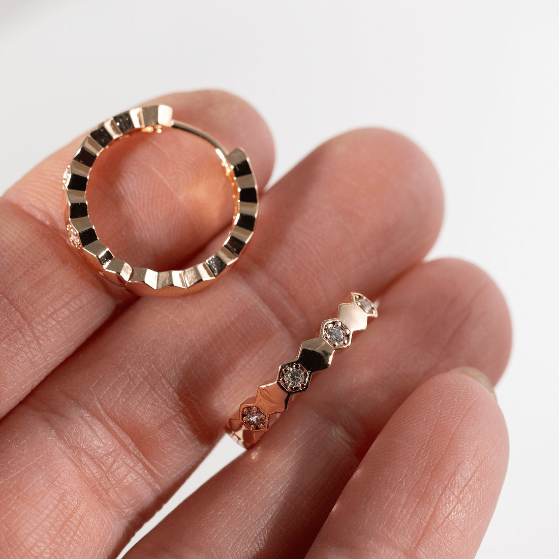 Antialerģiski riņķīšu auskari ar kristāliem 'INGA'