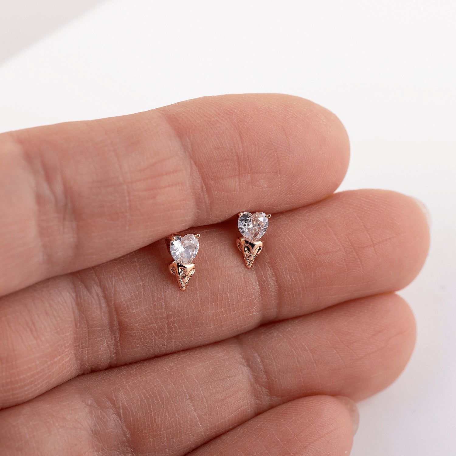 Antialerģiski auskari ar kristāliem 'VELTA'