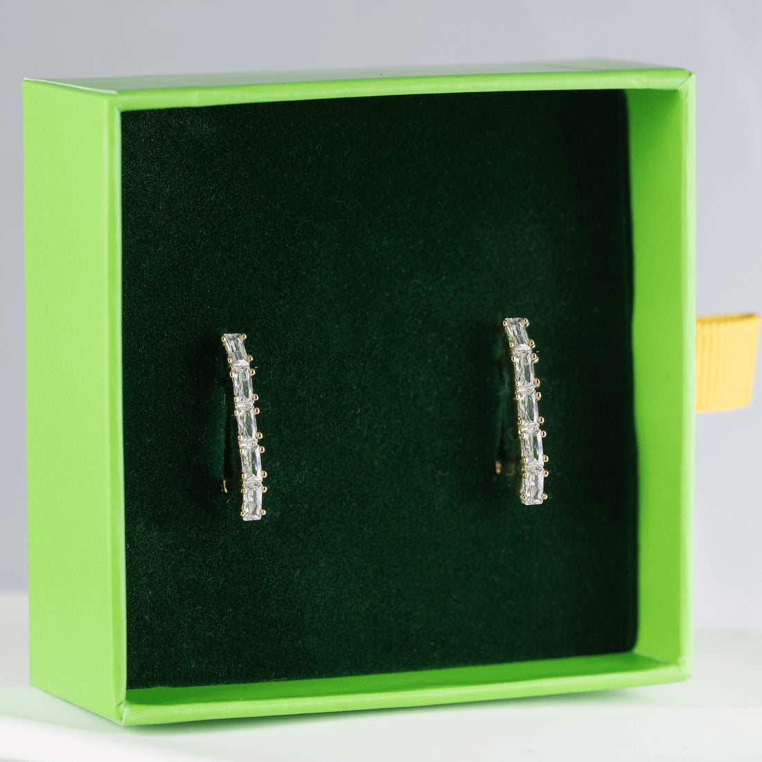 Antialerģiski auskari ar angļu aizdari 'EGITA'