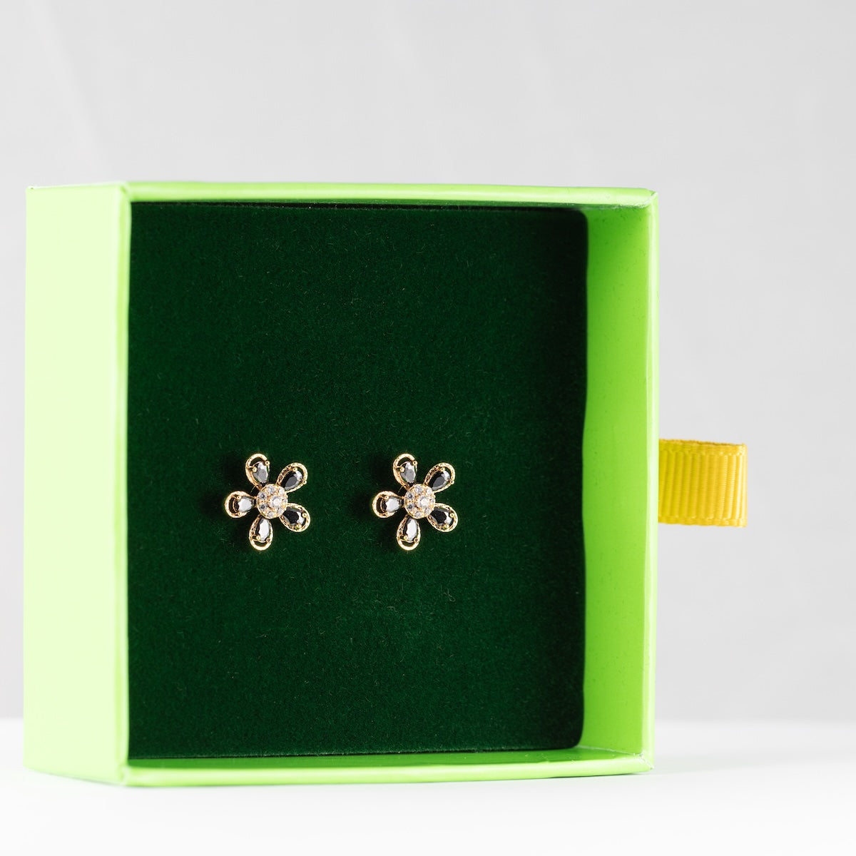 Antialerģiski nagliņu auskari ar kristāliem 'EMILY'