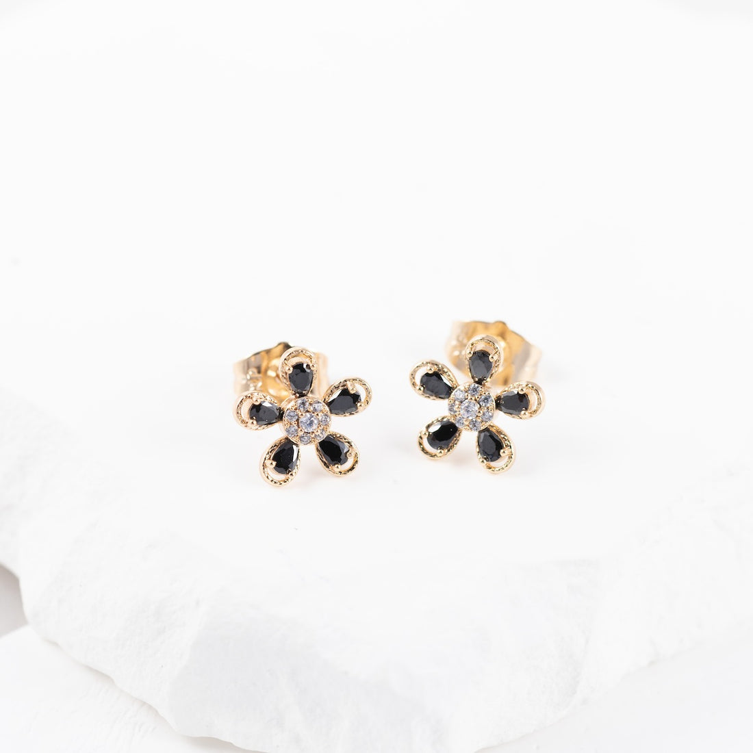 Antialerģiski nagliņu auskari ar melniem kristāliem 'EMILY'