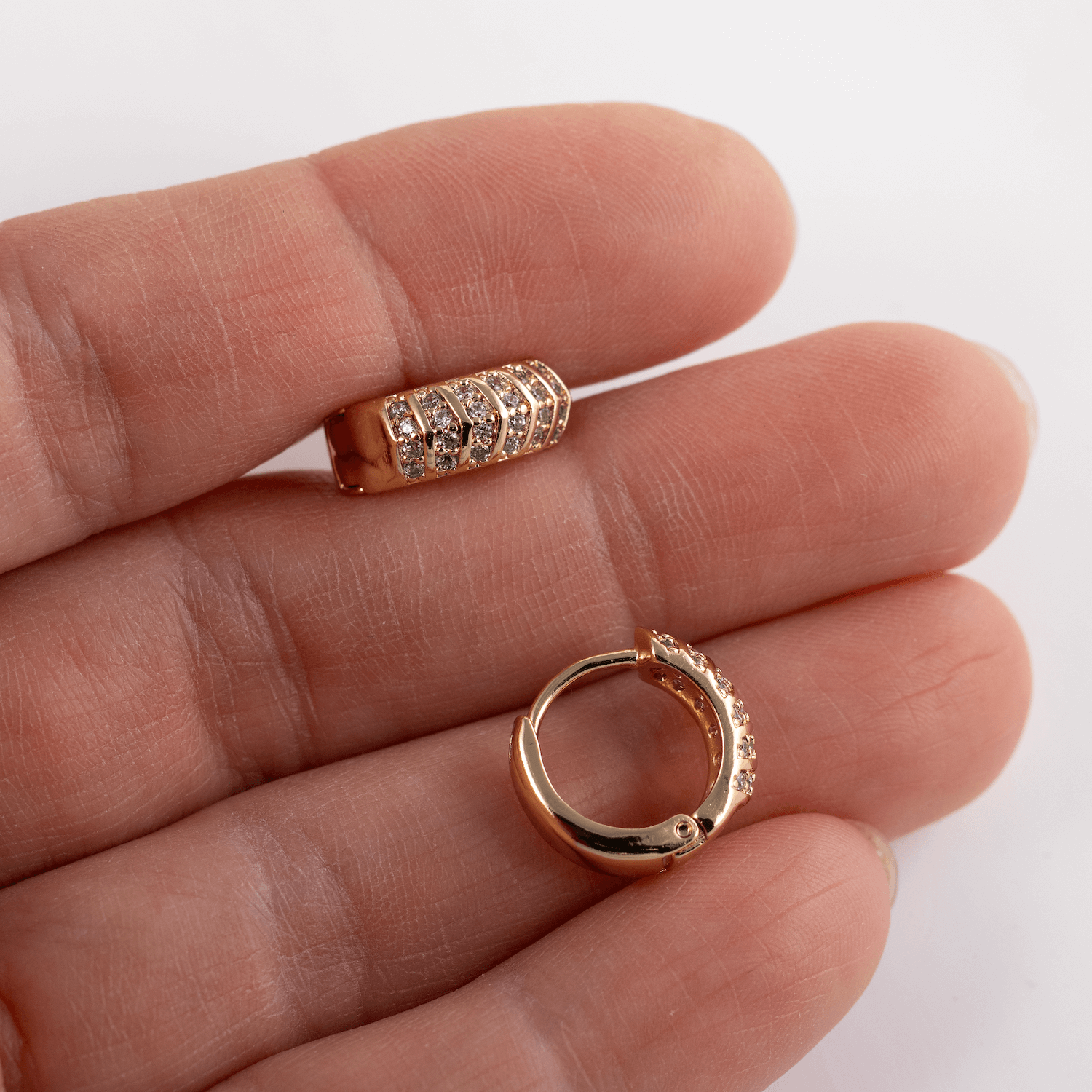 Antialerģiski riņķīšu auskari ar kristāliem 'MARTA'