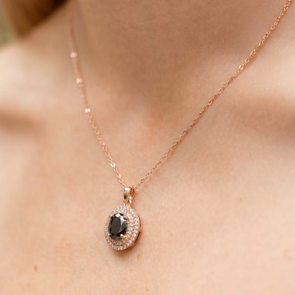 Antialerģiska kaklarota ar melnu kristālu kulonu 'JENNIFER'