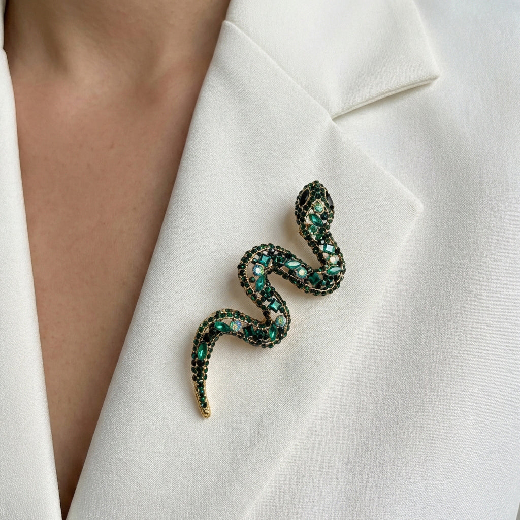 Lielā čūskas formas broša ar zaļiem kristāliem