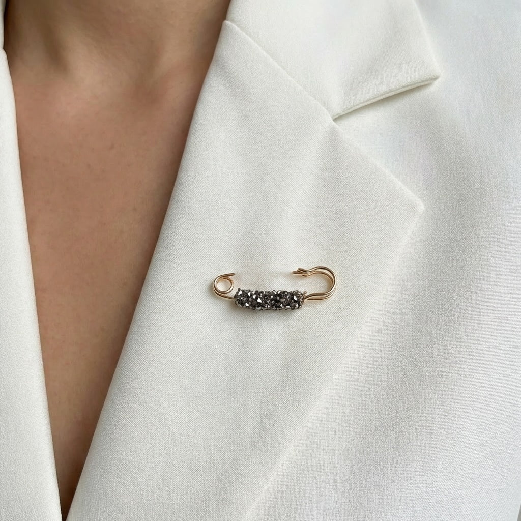 Broša ar kristāliem - mazā piespraude pelēka