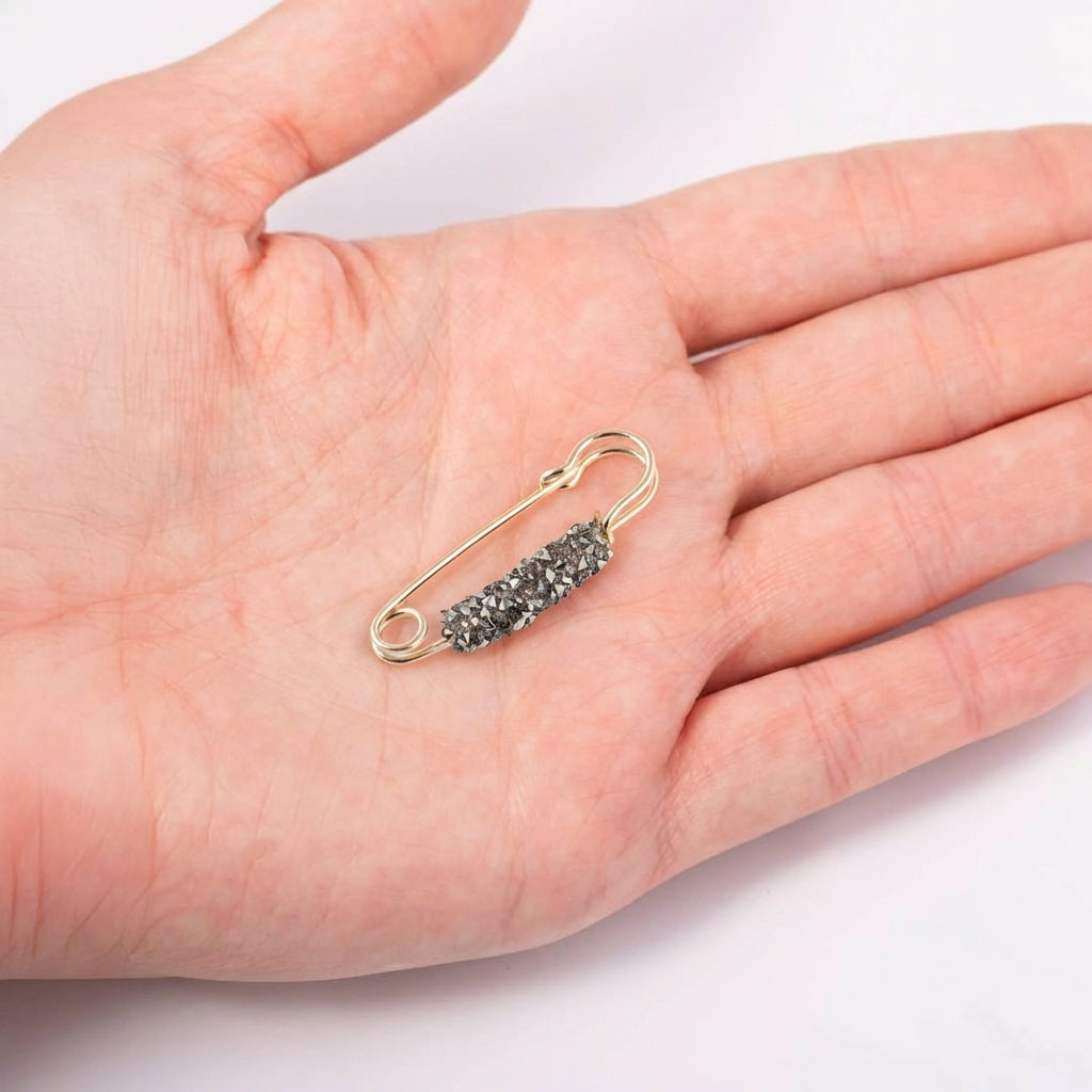 Smalkas piespraudes ar mirdzošu kristālu dekoru