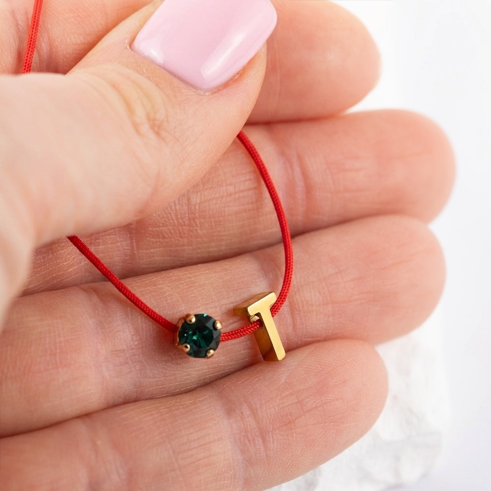 Sarkans diedziņš ap roku pazīstams dažādās kultūrās, tas aizsargā pret slimībām, neveiksmēm un ļaunas acs. 