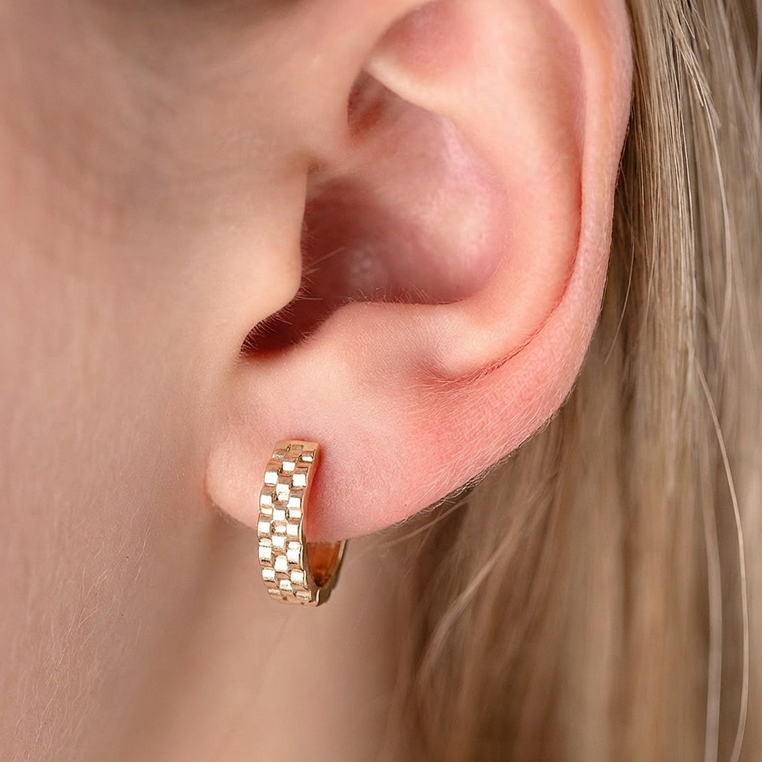 auskari ar gludu virsmu, kas nekairina jutīgu ādu