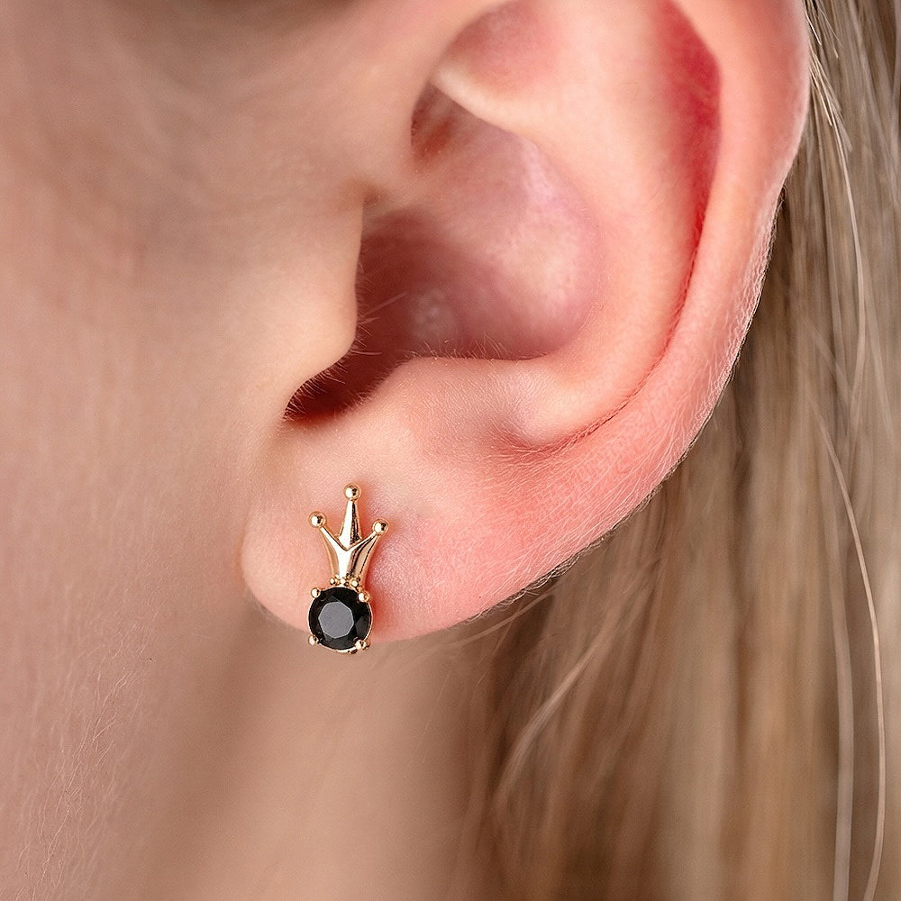 Ērti un viegli auskari ar antialerģisku pārklājumu, piemēroti ikdienai.