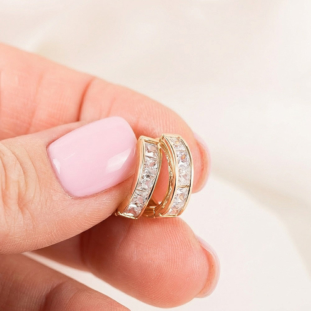 Rose gold krāsas auskari ar elegantu, spīdīgu apdari