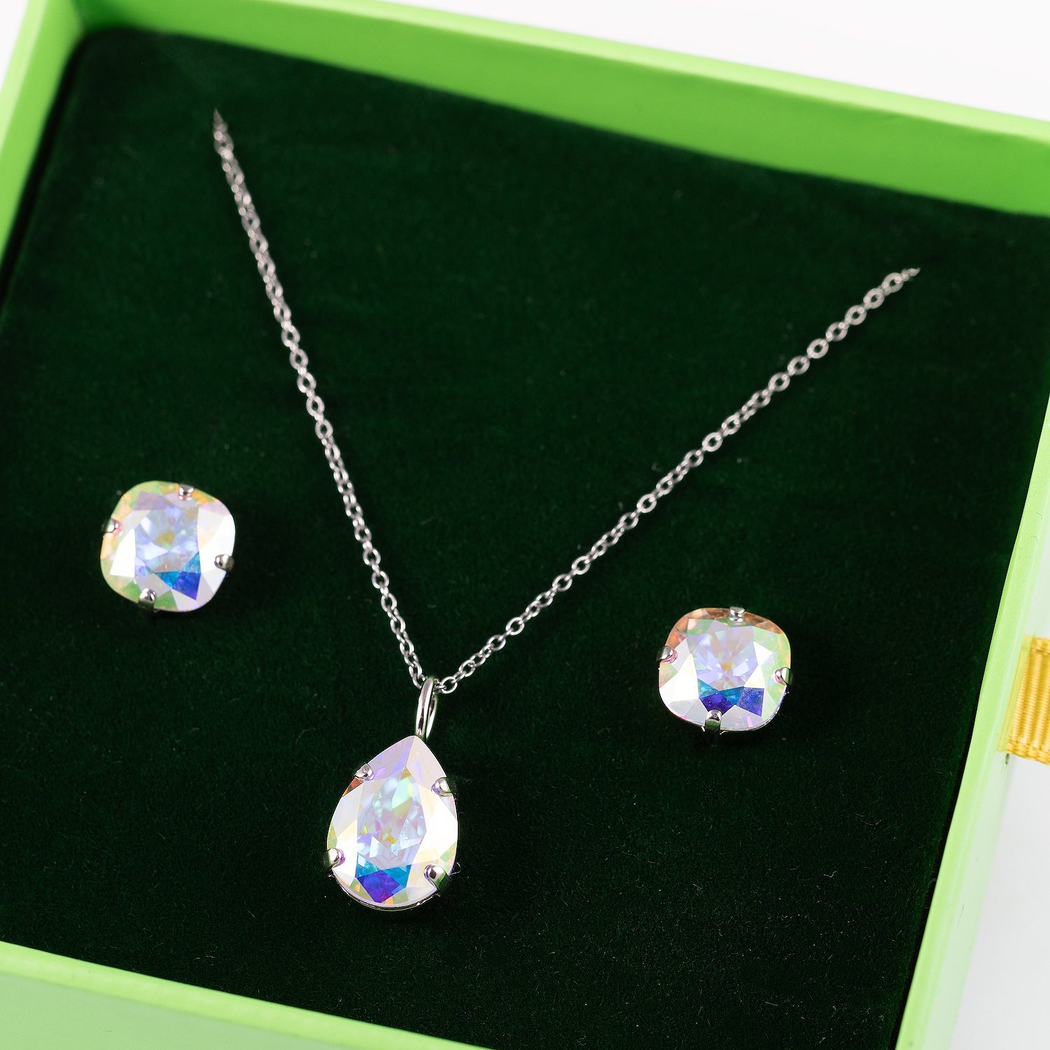 Rotu komplekts nagliņauskari un lāsītes kaklarota hameleona tonis