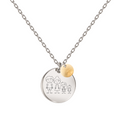 sudraba kaklarota ar personalizētu gravētu ģimenes medaljonu ar bēšu kristālu