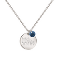suraba kaklarota ar personalizētu gravētu ģimenes medaljonu ar zilu kristālu