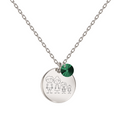 sudraba kaklarota ar personalizētu gravētu ģimenes medaljonu ar zaļu kristālu