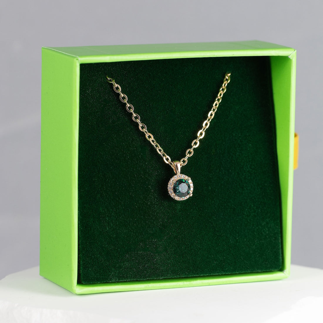 Greznā mazā kaklarota ar apaļu kulonu un papildus kristāliem