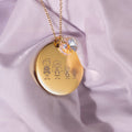 kaklarota ar personalizētu gravētu ģimenes medaljonu ar rozā kristālu