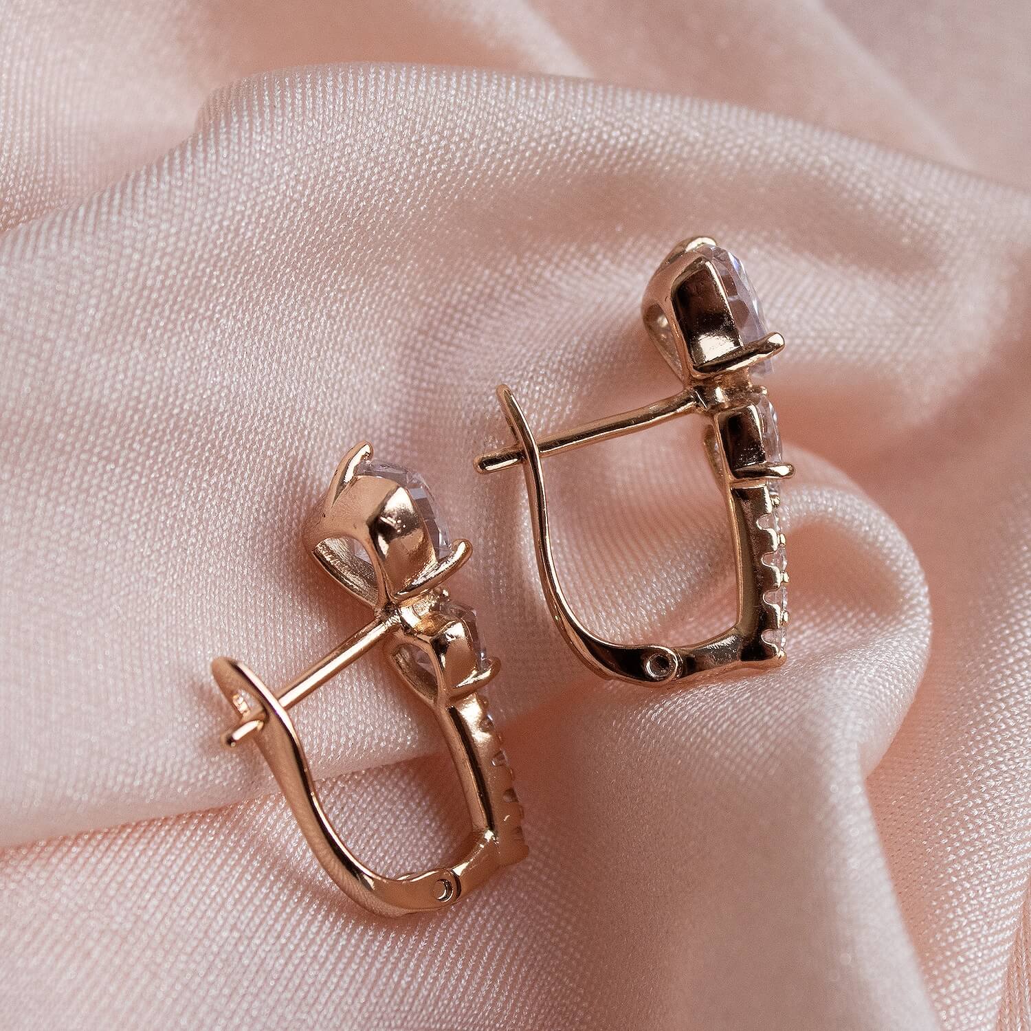 Rosegold auskari ar angļu slēdzēju un sirds kristāliem