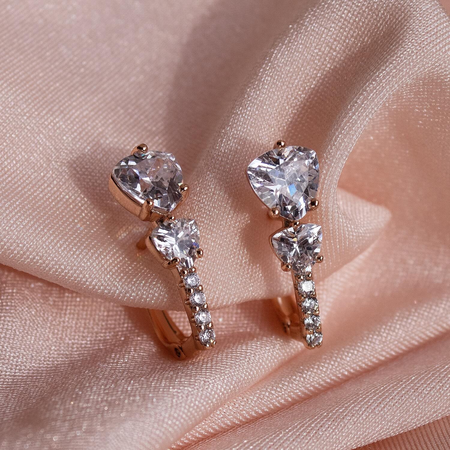 Rosegold auskari ar angļu slēdzēju un sirds kristāliem