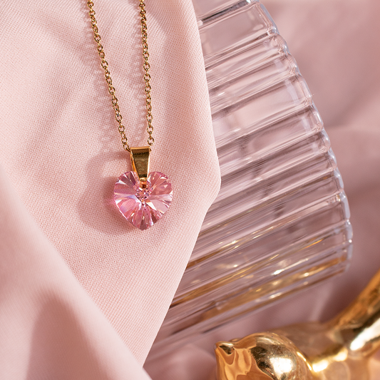 Apzeltīta kaklarota ar sirsniņformas rozā kristālu